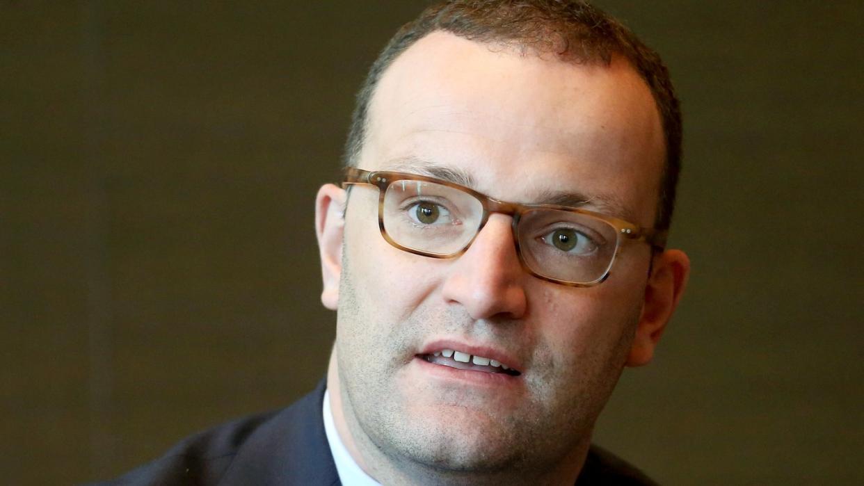 Hatte erst Mitte Juni angekündigt, dass der Satz zum 1. Januar um 0,3 Prozentpunkte angehoben werden soll: Bundesgesundheitsminister Jens Spahn. Foto: Roland Weihrauch