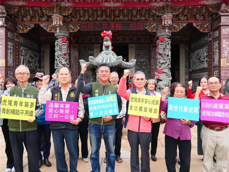 雲林縣虎尾鎮長補選持續加溫，民進黨林明正（前左三）18日從出生地埒內里出發，將徒步走遍虎尾29里拜票，呼籲支持者大團結，配合中央與地方黨部助攻，打贏這場選戰。（張朝欣攝）