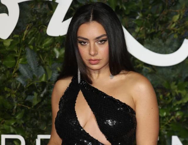 Charli XCX's Entire Boob Fell Out Of Her Dress At The ARIA Music Awards And  She Shared The Footage