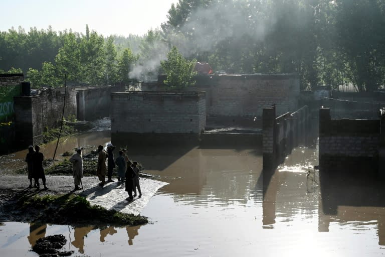 Des habitants contemplent leurs maisons inondées dans le district de Charsadda, dans la région de Khyber Pakhtunkhwa, au Pakistan, le 17 avril 2024. Le Pakistan a connu en cette année son mois d'avril le plus pluvieux depuis plus de 60 ans (Abdul MAJEED)