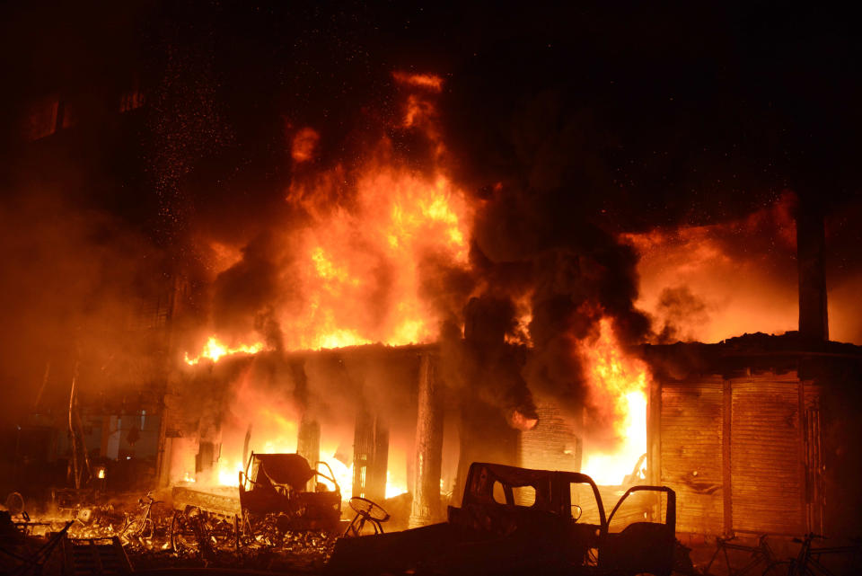 Bomberos intentan sofocar las llamas de un letal incendio en Daca, Bangladesh, el 20 de febrero de 2019. La primera ministra de Bangladesh Sheikh Hasina visitó el sábado a algunas de las personas heridas en el incendio. (AP Foto)