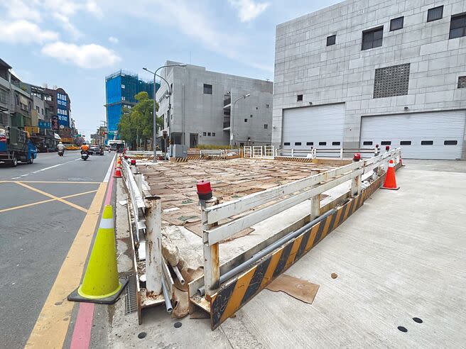 大湳消防分隊前廣場因夯土流失導致地層下陷，新工處著手進行改善工程，目前進入地坪養護階段，預計5月中旬完成開放。（陳夢茹攝）