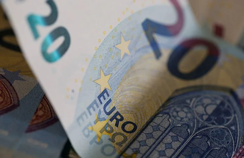 The dollar recovers after recent falls and awaits the ECB