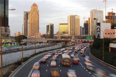 Vehicles drive on a highway in the central Israeli city of Tel Aviv December 17, 2013. REUTERS/Amir Cohen