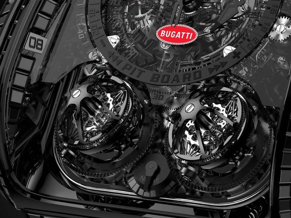 BUGATTI「La Voiture Noire」可是擁有高達四顆渦輪增壓器的動力巨獸，所以BUGATTI La Montre Noire以兩個三軸陀飛輪來代表。