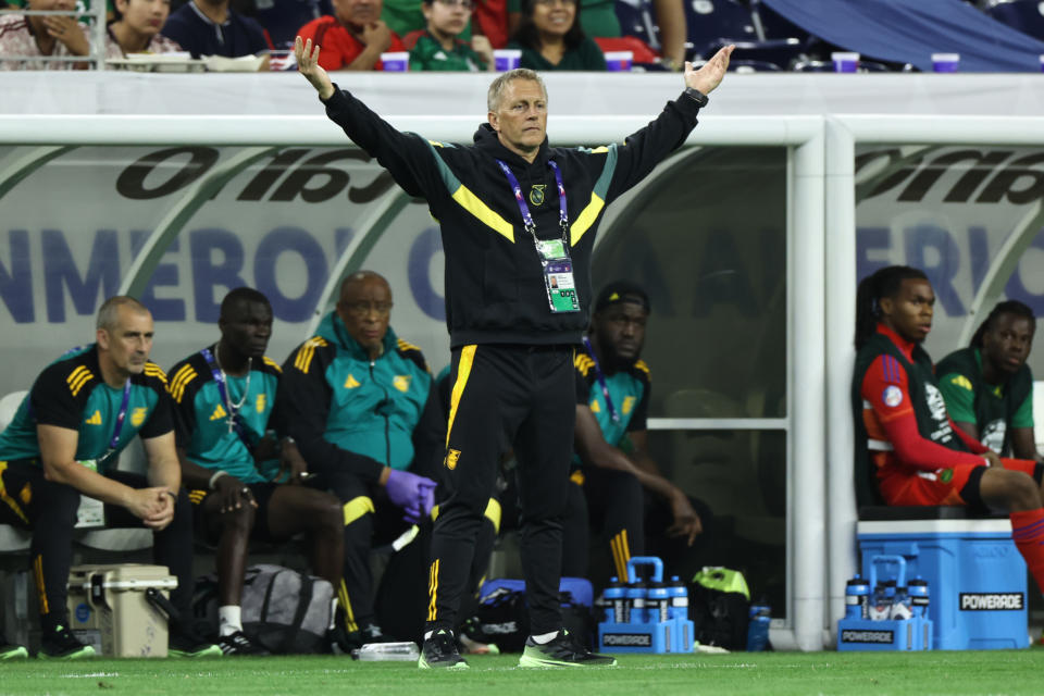 A pesar de la tardanza para comenzar la segunda mitad y un gol anulado por el VAR, Heimir Hallgrimsson, director técnico de Jamaica, alabó la labor del equipo arbitral ante México. (Foto: Omar Vega/Getty Images)