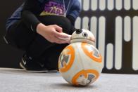 Mit dem neuen "Star Wars"-Film hat R2D2 große Konkurrenz bekommen. Der kleine, kugelige BB-8 hat die Zuschauer verzückt und deshalb wollen ihn alle am liebsten zu Hause um sich haben. Der ferngesteuerte Droide macht's möglich und darf in diesen Jahren beim Fest der Liebe nicht fehlen.