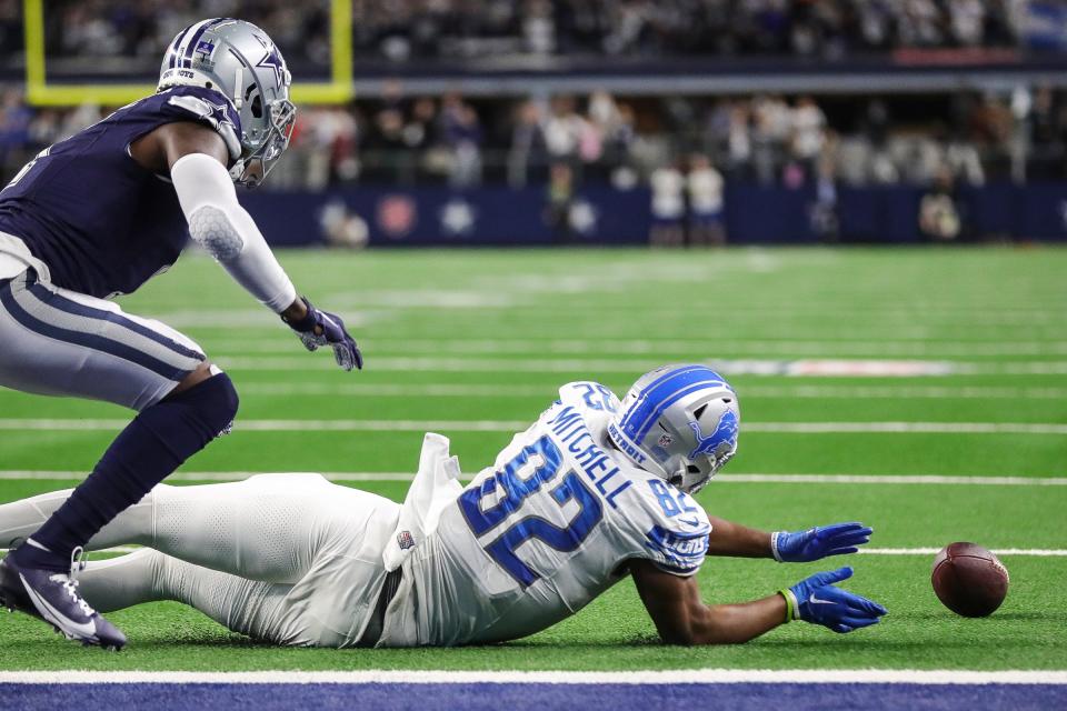 Lions tight end James Mitchell misses a pass from quarterback Jared Goff for a 2-point conversion against the Cowboys during the second half of the Lions' 20-19 loss at AT&T Stadium in Arlington, Texas on Saturday, Dec. 30, 2023.