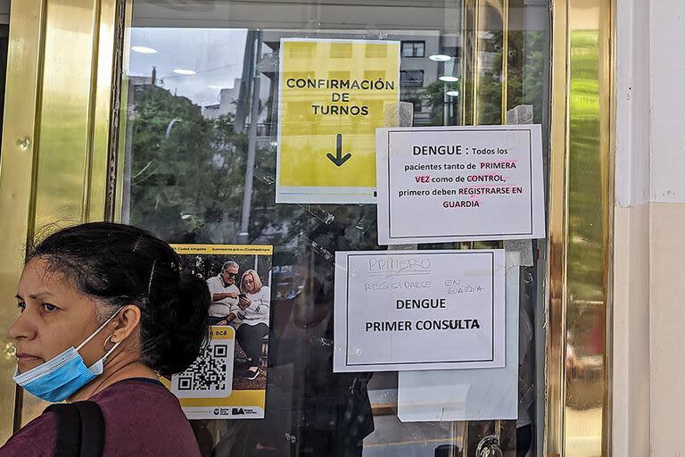 Carteles sobre el dengue en la guardia de un hospital porteño