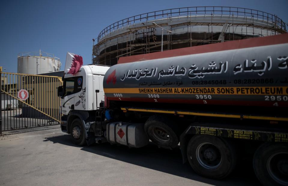 卡達長期補助提供加薩地區燃料，圖為2021年6月28日插有卡達國旗的燃料卡車進入加薩中部。美聯社