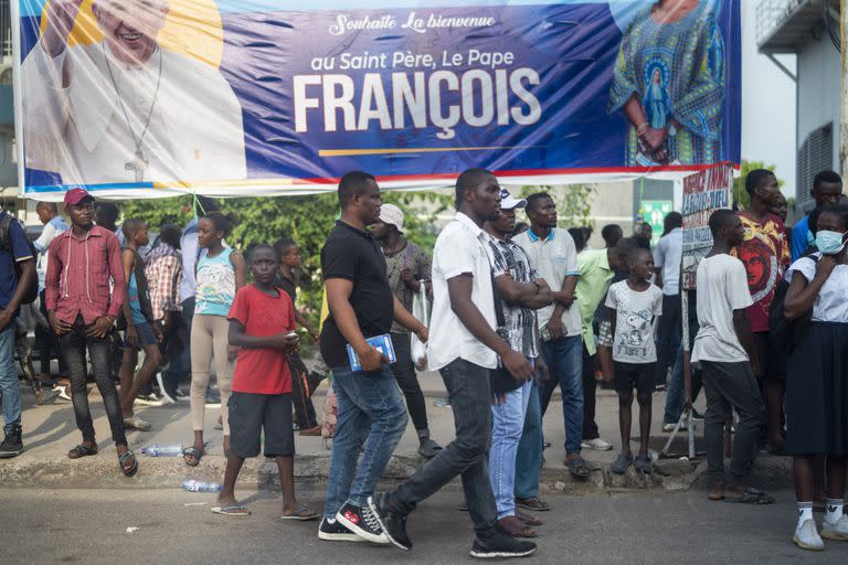 Fieles católicos aguardan el paso del Papa Francisco en Kinshasa