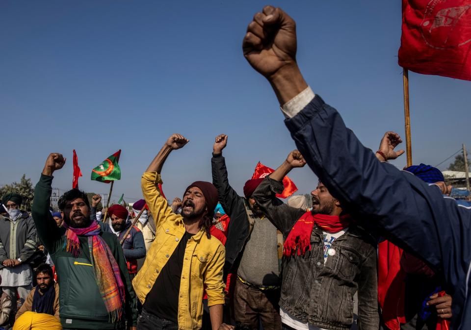 Agricultores indios gritan lemas para protestar contra el Gobierno en Singhu, a las fueras de Nueva Delhi. (Foto: Danish Siddiqui / Reuters).