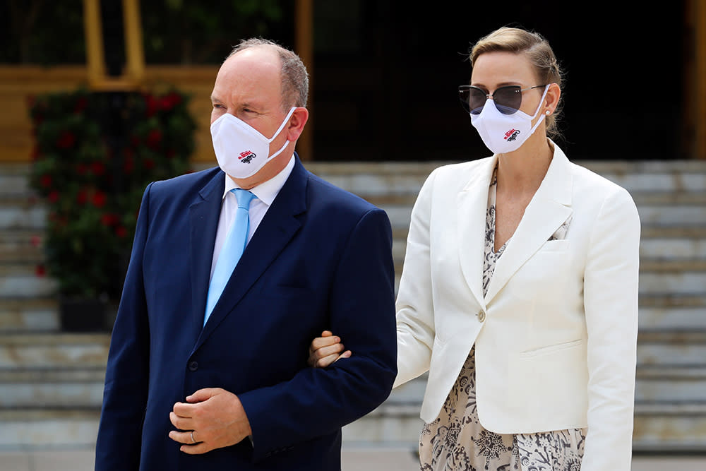 Prinz Albert und Prinzessin Charlene von Monaco tragen Coronavirus-Gesichtsmasken mit dem Familienwappen der Grimaldis. Foto: Getty