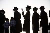 <p>Vor dem jüdischen Feiertag Jom Kippur versammeln sich gläubige orthodoxe Juden an einem Strand in Israel, um das Ritual Taschlich zu begehen. Dabei wirft der Gläubige vor dem Versöhnungsfest Jom Kippur seine Sünden ins Meer. (Bild: Photo by Amir Levy/Getty Images) </p>