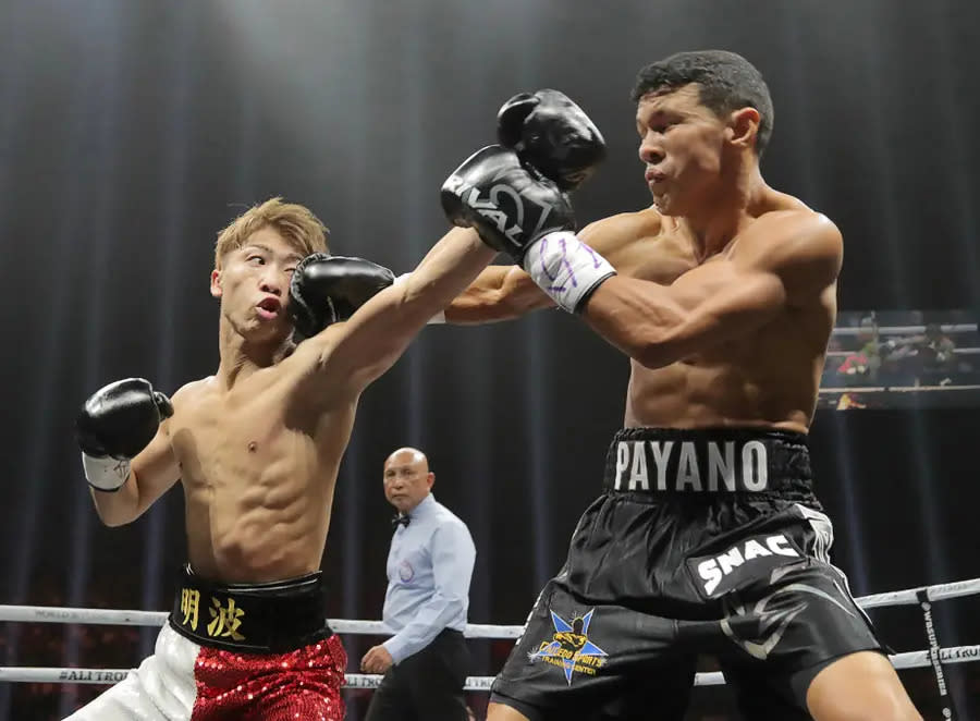 Japan's Naoya Inoue (l.) gelang gegen Juan Carlos Payano ein K.o. in Runde eins