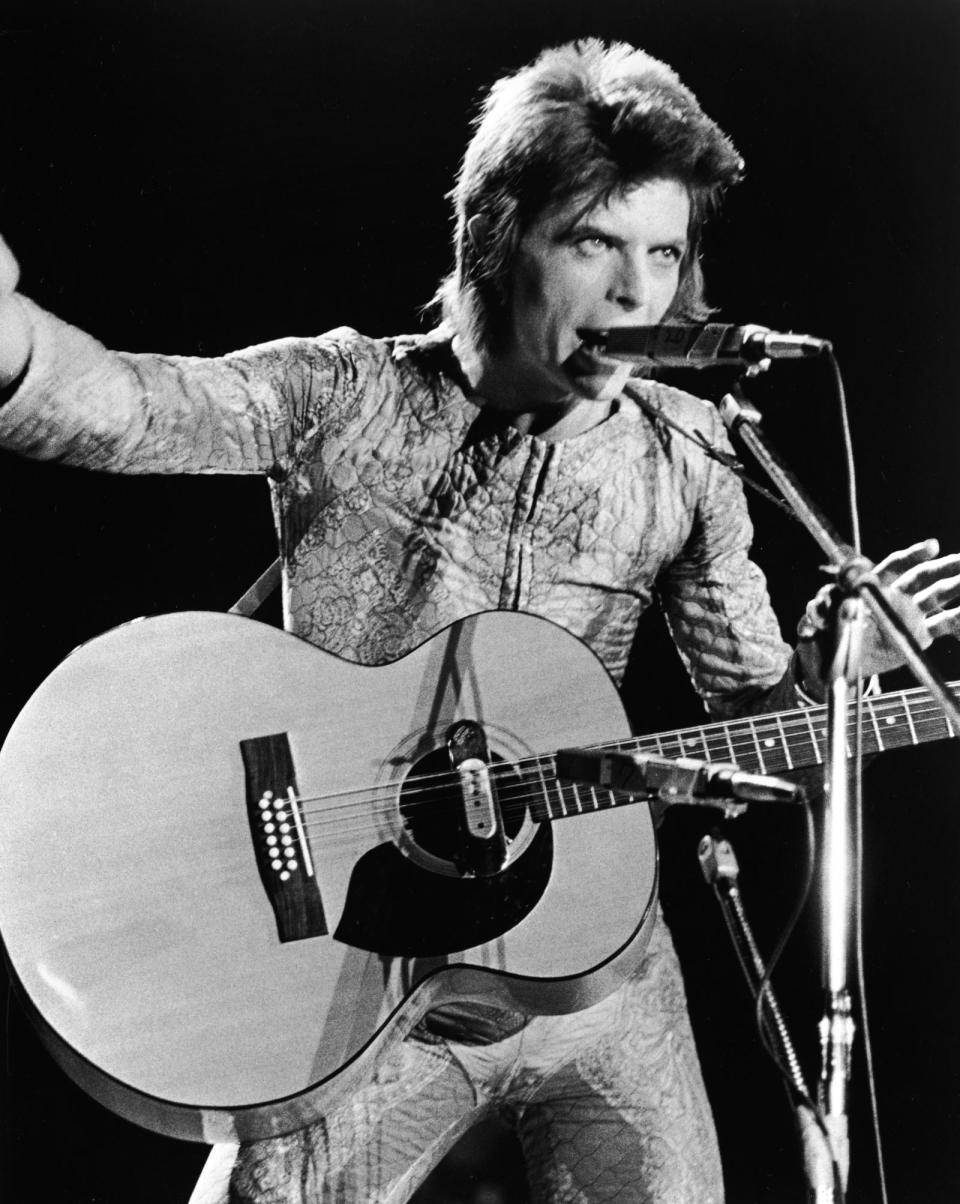David Bowie hatte es schon länger mit dem Weltraum, ehe er 1976 seine erste Hauptrolle im Science-Fiction-Film "The Man Who Fell To Earth" spielte. Natürlich: einen Alien. Hier sieht man ihn drei Jahre zuvor als "Ziggy Stardust" auf Bühne.  (Bild: 2003 Getty Images/Hulton Archive)