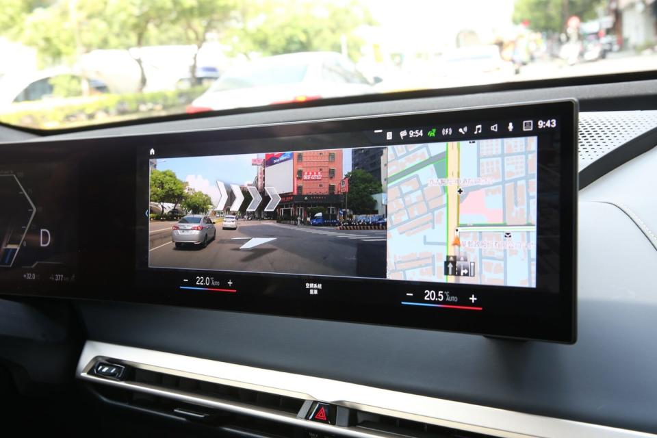 全新iX導入AR擴增實境導航功能，接近路口時會以即時畫面與浮動式指標清楚引導。