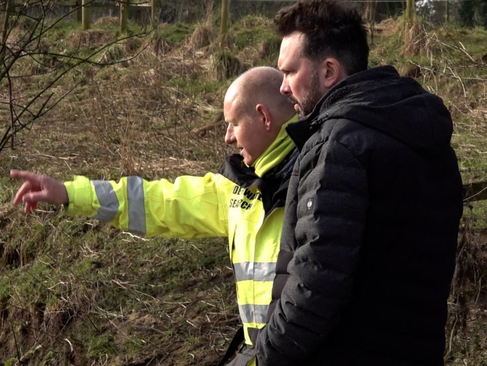 Partner of missing mother-of-two Nicola Bulley, Paul Ansell, (right) visiting the riverside with Peter Faulding (PA)