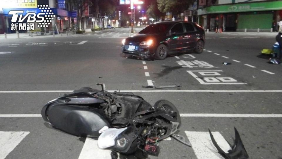 汽車疑未等待左轉專用號誌就違規左轉，當場撞飛直行女騎士。（圖／TVBS）