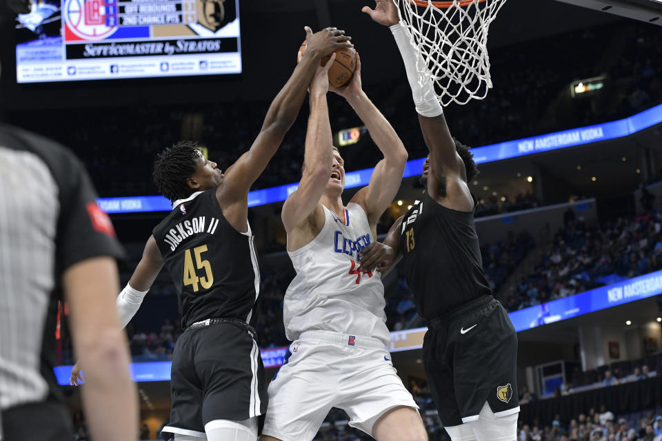 Los Angeles Clippers center Mason Plumlee (44) shoots between Memphis Grizzlies forwards GG Jackson II (45) and Jaren Jackson Jr. during the first half of an NBA basketball game Friday, Feb. 23, 2024, in Memphis, Tenn. (AP Photo/Brandon Dill)