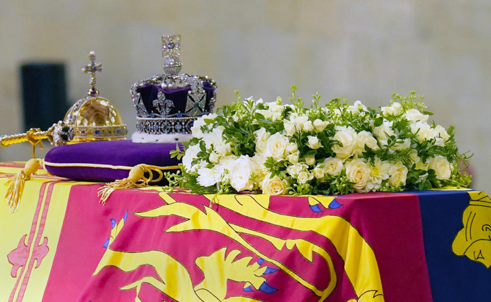 Las flores durante la capilla ardiente en Westminster Hall.