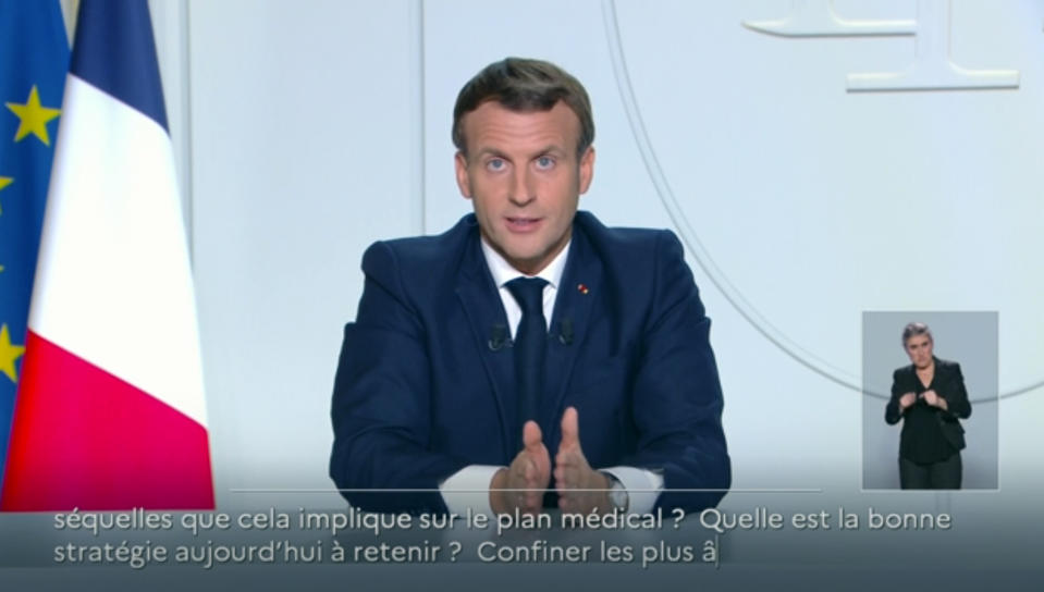 En esta imagen tomada de un video proporcionado por TFI, el presidente francés Emmanuel Macron da un discurso a la nación el miércoles 28 de octubre de 2020, en París. (TFI vía AP)