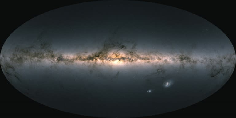 Una fotografía publicada el 3 de diciembre del año 2020 por la Agencia Espacial Europea muestra un mapa de todo el cielo, con el brillo y el color de las estrellas, captado por el satélite Gaia y basado en mediciones de casi 1.800 millones de estrellas (.)