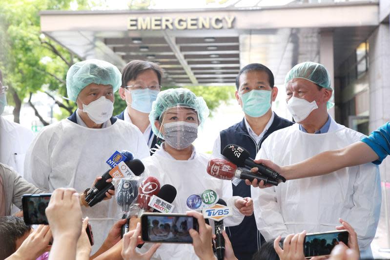 台中市今日發生工安意外，市長盧秀燕（中）赴傷者醫院了解狀況。（翻攝自台中市政府官網）