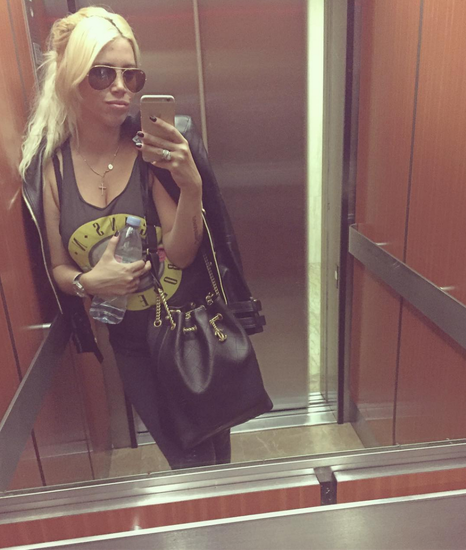 Chica 2.0. Fue tarea difícil para la blonda, fanática de las selfies y de las redes sociales, lograr que no se notara su panza. ¡Los bolsos de Chanel fueron excelentes aliados de su acting!