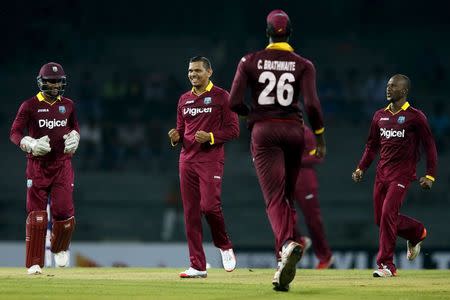 West Indies' Sunil Narine (2nd L) celebrates with his teammates after taking the wicket of Sri Lanka's Shehan Jayasuriya (not pictured) during the first One Day International cricket match in Colombo November 1, 2015. REUTERS/Dinuka Liyanawatte