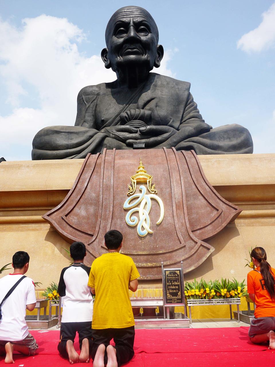 <p>For Thais to continue paying their respect to the monk, the Queen of Thailand commission the building of the temple and the statue, which is found in a park-like setting. Tourists – both locals and from abroad – make their way here by the busloads to see this 12 X 10 metres statue set on a large mound. Take the stairs up and pay your respect along with the locals. It can be hard to find a spot as the area is usually crowded but be patient and you’ll have your chance to be up close. Or why not visit during a religious day? The temple – and the statue – will be surrounded by monks who would have travelled from different parts of the country to worship. It will be quite a spectacular sight!</p>