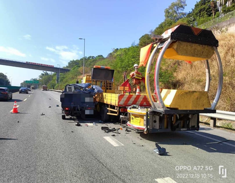 國道10號高雄燕巢段上午發生一起死亡車禍，小貨車變換車道時不慎撞上停在 輔助車道的警戒緩撞車，坐在副座的藍姓男子重傷不治。（圖／翻攝照片）