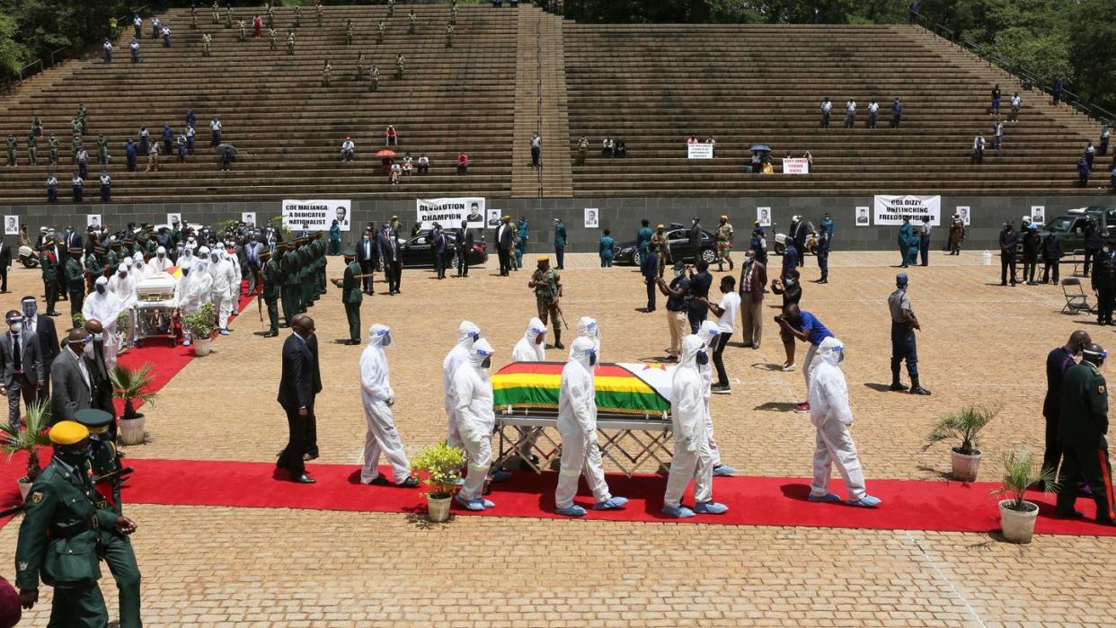 Menschen in Schutzkleidung tragen den Sarg der an Corona verstorbenen Ministerin Dr. Ellen Gwaradzimba. Seit Beginn der Pandemie sind in Simbabwe insgesamt vier Minister an Covid-19-Komplikationen gestorben.