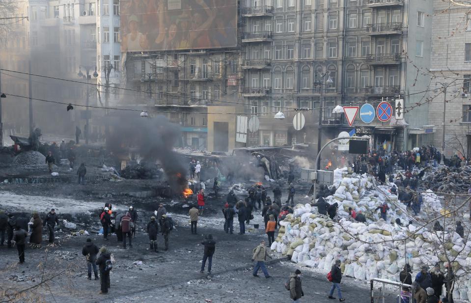 Los manifestantes custodian sus barricadas frente a la polcía en Kiev, Ucrania, el viernes 24 de enero del 2014. Los manifestantes de oposición ocuparon el viernes un ministerio del gobierno en la capital y sitiaron varias oficinas de gobernadores en regiones del oeste de la nación, intensificando las presiones sobre el gobierno nacional. (AP Foto/Efrem Lukatsky)