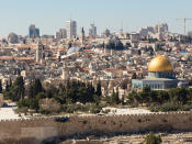 <p><span>3. – 5. Jahrtausend v. Chr.: Alte Städte – die kann auch Israel vorweisen: Jerusalem mit seinen mittlerweile rund 882.000 Einwohnern zum Beispiel. Keramische Ausgrabungsfunde, die auf menschliche Besiedlung hinweisen, gehen auf die Kupfersteinzeit, also 5.700 bis 3.700 v. Chr., zurück. (Bild-Copyright: Cornelia Pithart/Shot/ddp Images) </span> </p>