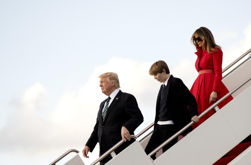 <p>Vom Flughafen im Palm Beach sind es nur vier Kilometer bis Mar-a-Lago. Ob Barron auch seinen Geburtstag am 20. März in Papas Luxus-Bleibe verbringt? Zumindest als Einstimmung auf den Jubeltag ist das Florida-Anwesen sicher keine schlechte Umgebung. (Bild: AP Images)</p>