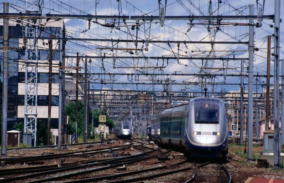 Un tren bala entrando a París