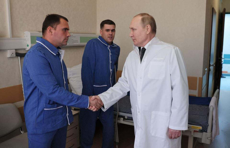 Der russische Präsident Wladimir Putin besucht am 25. Mai 2022 in einem Militärkrankenhaus in Moskau Soldaten, die während des russischen Krieges in der Ukraine verwundet wurden. - Copyright: MIKHAIL METZEL/SPUTNIK/AFP via Getty Images