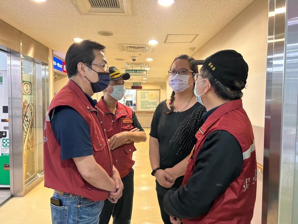 新北市副市長劉和然（左）代表趕赴淡水馬偕醫院慰問火災受災家屬。   圖：新北市社會局／提供