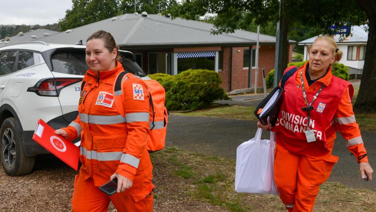 BALLARAT, AUSTRALIA - NCA NewsWire Photos FEBRUARY 09, 2024: The search for Samantha Murphy continues South West of Ballarat. Husband Michael Murphy gets some encouragement from a friend  at Buninyong Police Station. Picture: NCA NewsWire / Ian Wilson