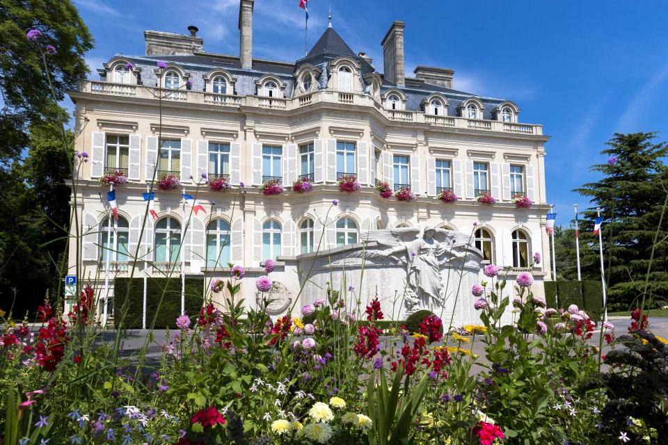 Hotel de Ville on the famous Avenue de Champagne.