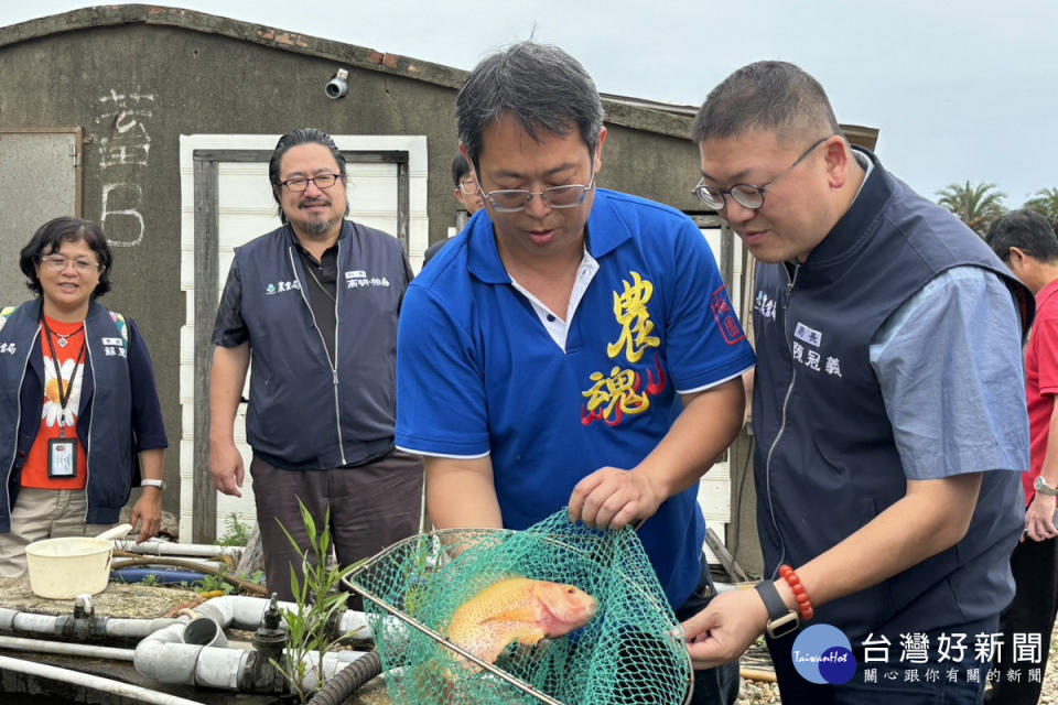 桃園青農吳彥德入選農業部第7屆百大青農，桃園市政府農業局長陳冠義前往祝賀。