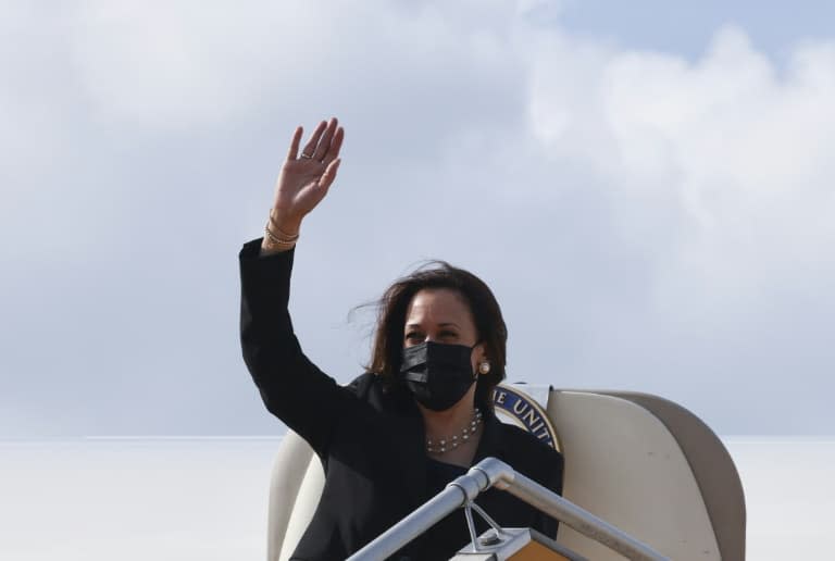 La vice-présidente américaine Kamala Harris monte à bord d'Air Force Two à l'issue de sa tournée asiatique, le 26 août 2021 à Hanoï, au Vietnam - EVELYN HOCKSTEIN © 2019 AFP