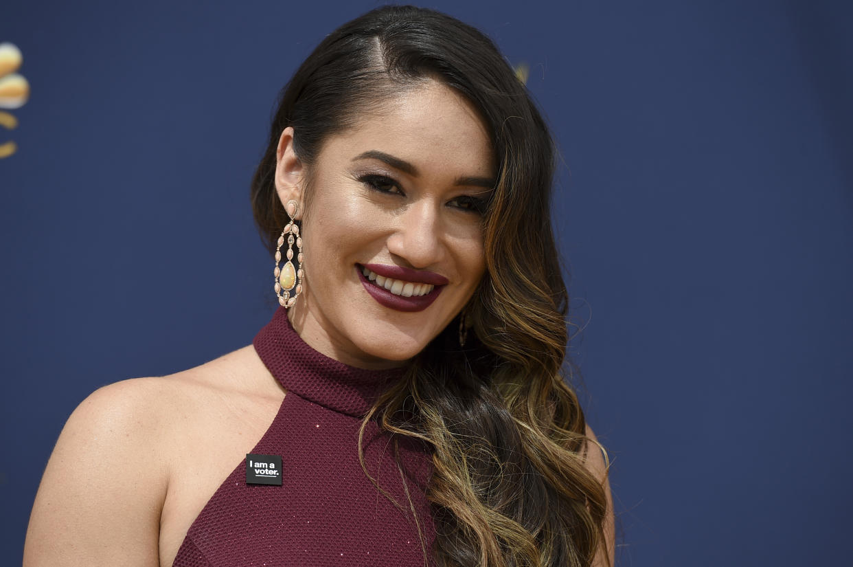 ARCHIVO - La actriz Q'orianka Kilcher llega a la 70a entrega anual de los premios Emmy el 17 de septiembre de 2018 en Los Ángeles. Kilcher fue acusada de cobrar ilegalmente casi 97.000 dólares en beneficios por discapacidad mientras trabajaba en la serie de televisión 