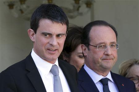 French President Francois Hollande (R) and Prime Minister Manuel Valls leave the weekly cabinet meeting at the Elysee Palace in Paris, April 16, 2014. REUTERS/Philippe Wojazer