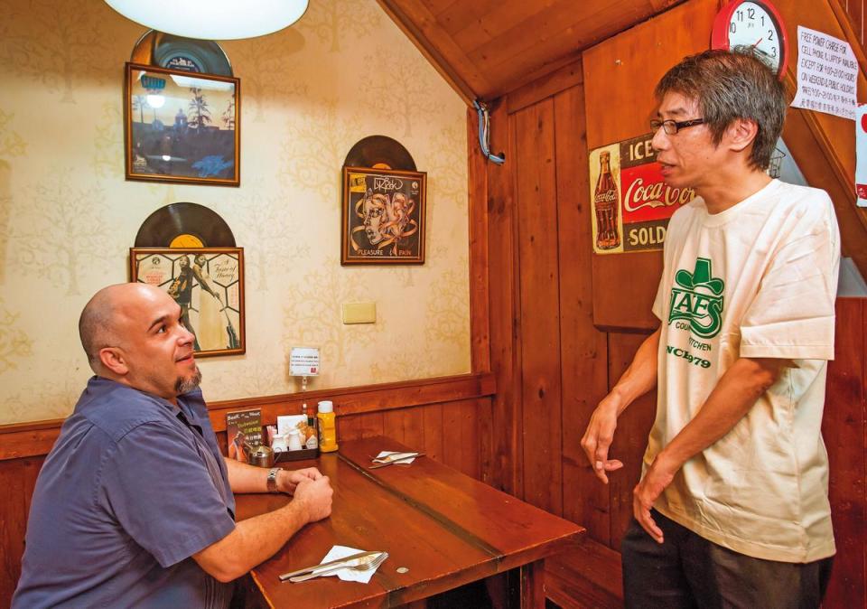 顧客Daniel（左）是店內常客，他說即使是晚上也能吃到道地美式早餐，是一再光臨原因。