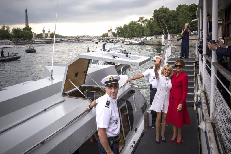 法國第一夫人布莉姬特（右二）盡地主之誼，陪同美國第一夫人梅蘭妮亞（右一）搭船同遊塞納河（AP）