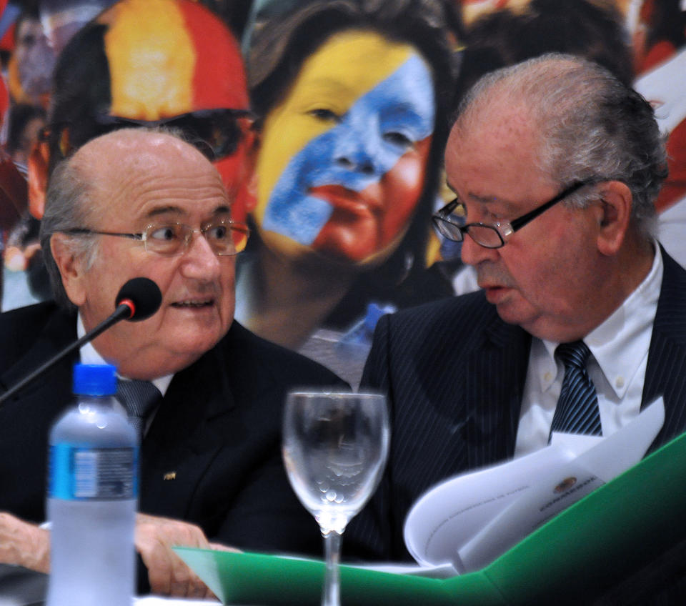 La estrecha relación entre Joseph Blatter (izq.) y Julio Grondona (der.) pudo haber beneficiado para llevar a cabo el plan de Grondona  (Foto: NORBERTO DUARTE/AFP via Getty Images)