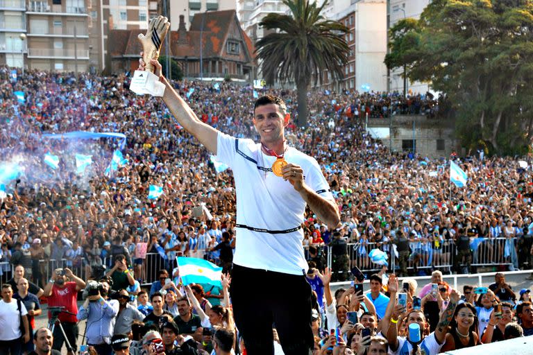 El arquero Dibu Martínez, en Mar del Plata, con una réplica de la Copa y su medalla