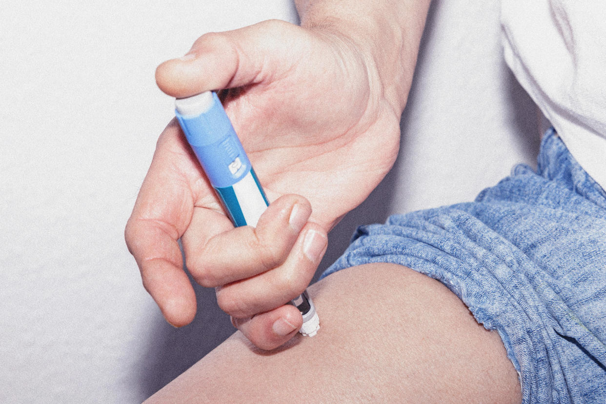 Photo of a person injecting a weight-loss drug in the thigh. 